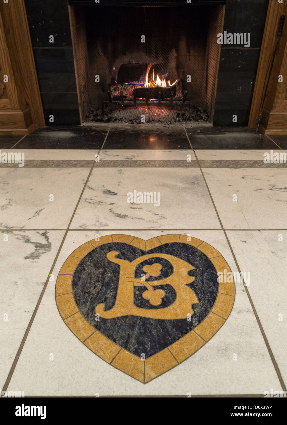 Monogrammed pavimento in marmo. Un cuore con una B stilizzata in esso segna il pavimento come appartenente a Boldt Castle. Foto Stock