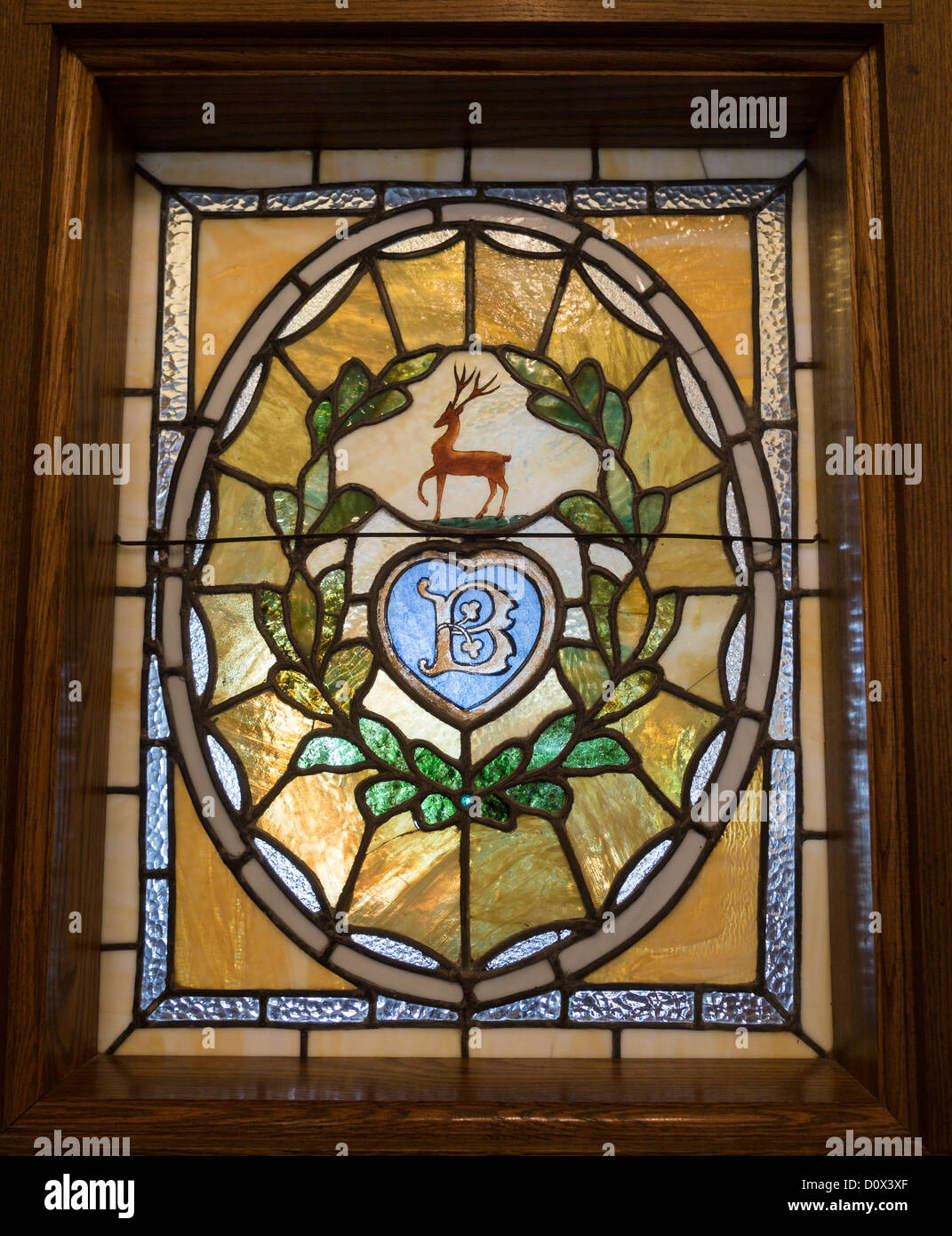 Entrata luce -- il vetro macchiato. La Hart e B figura in questa finestra di vetro colorato accanto all'entrata principale. Foto Stock