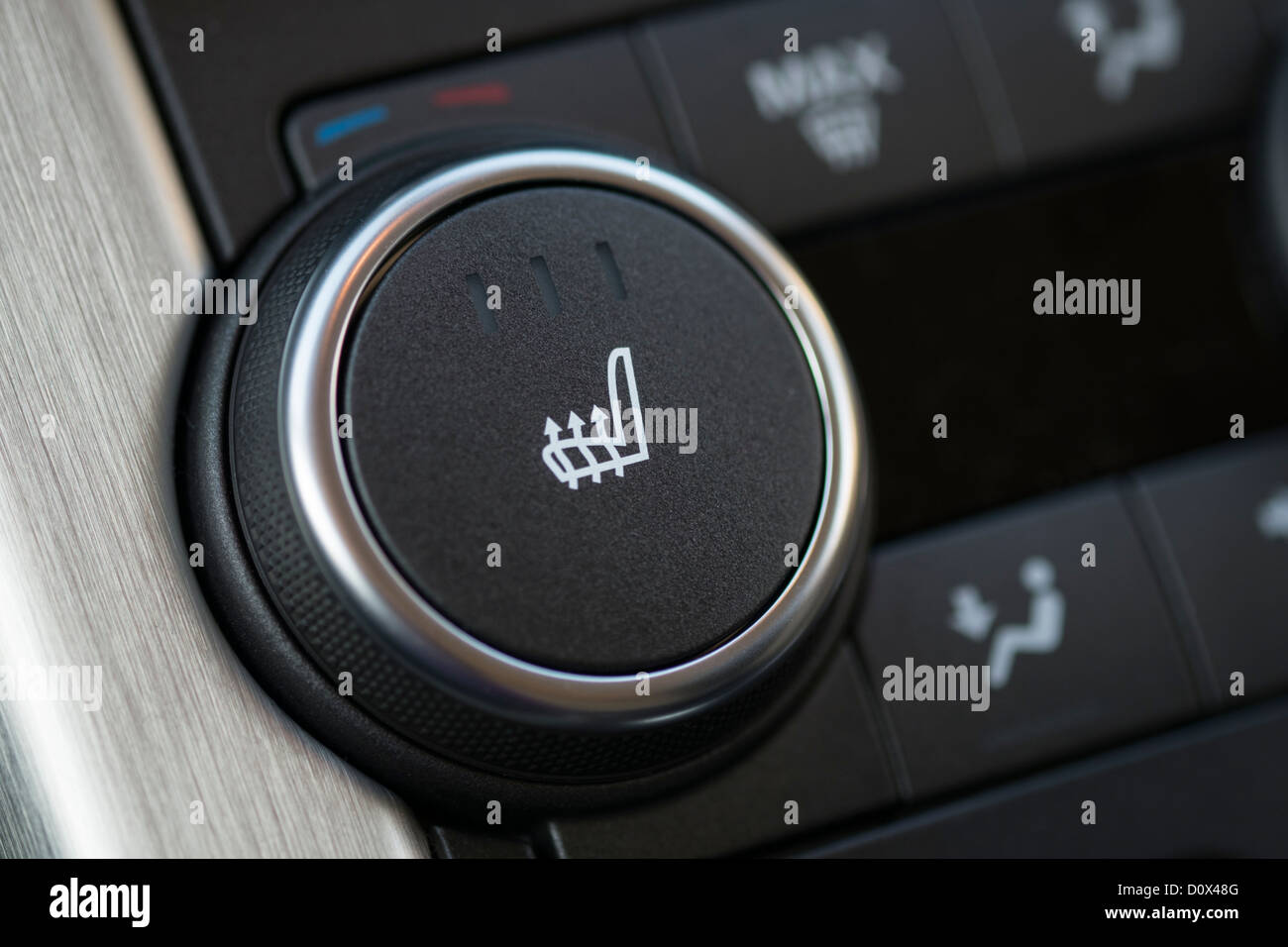 Close up di un pulsante per il comando sedile termico passeggero anteriore a regolazione in un Range Rover Evoque. Foto Stock