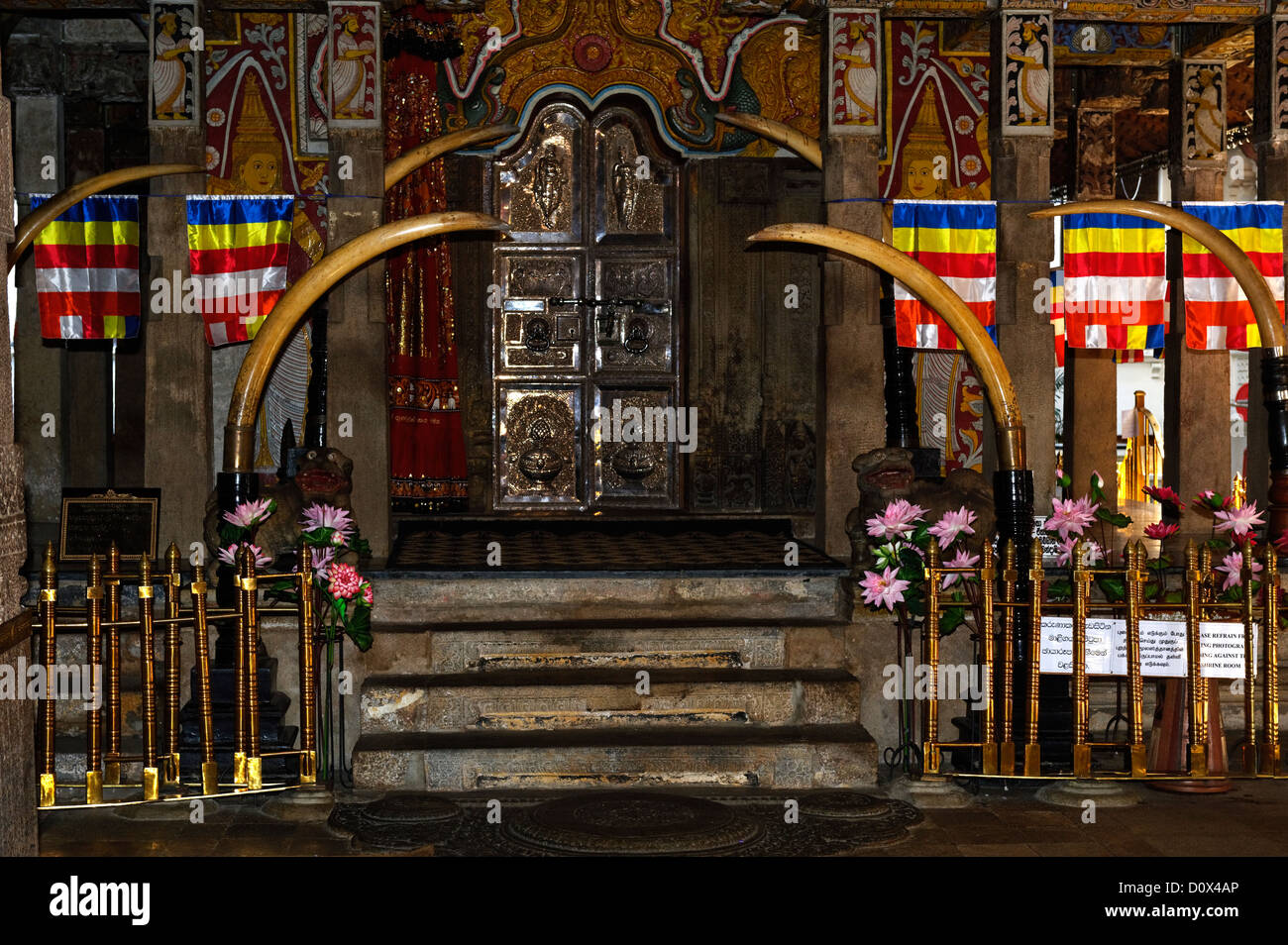 Zanne di elefante il telaio di una porta nel Tempio della Reliquia del Dente, un tempio buddista nella città di Kandy, Sri Lanka. Foto Stock