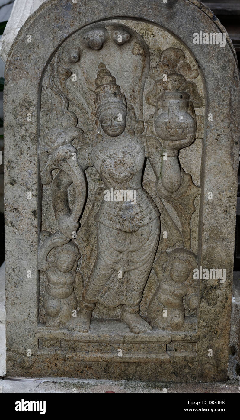 Murale di una ballerina carving nelle pareti del tempio della Sacra Reliquia del Dente, Kandy, Sri Lanka Foto Stock