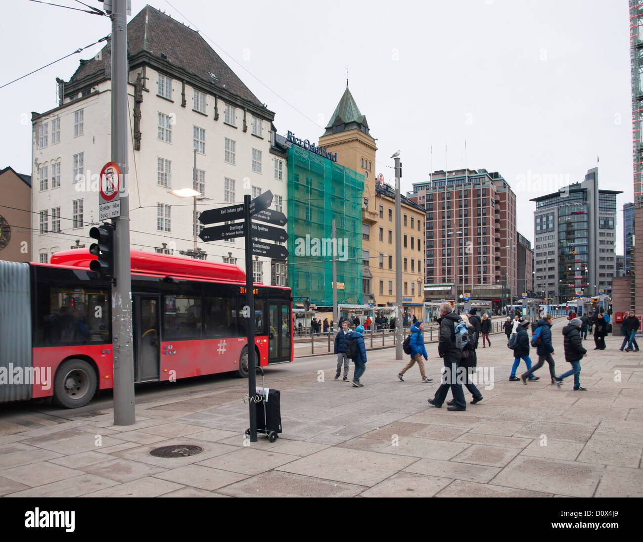 Jernbanetorget Oslo Norvegia, la piazza dove tutti i mezzi di trasporto pubblici possono essere trovati; stazione bus tram e metropolitana Foto Stock