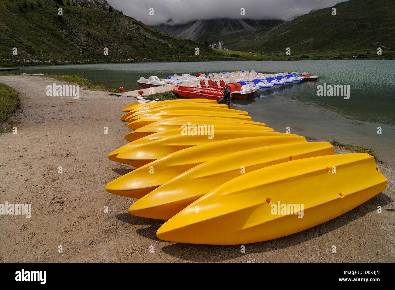 Giallo su barche Riva del Lac de Tignes, Francia Foto Stock