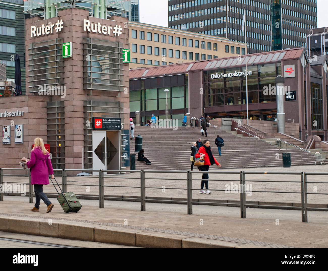 Jernbanetorget Oslo Norvegia, dove tutti i mezzi di trasporto pubblici possono essere trovati, la stazione ferroviaria centrale e informazioni sui trasporti pubblici Foto Stock