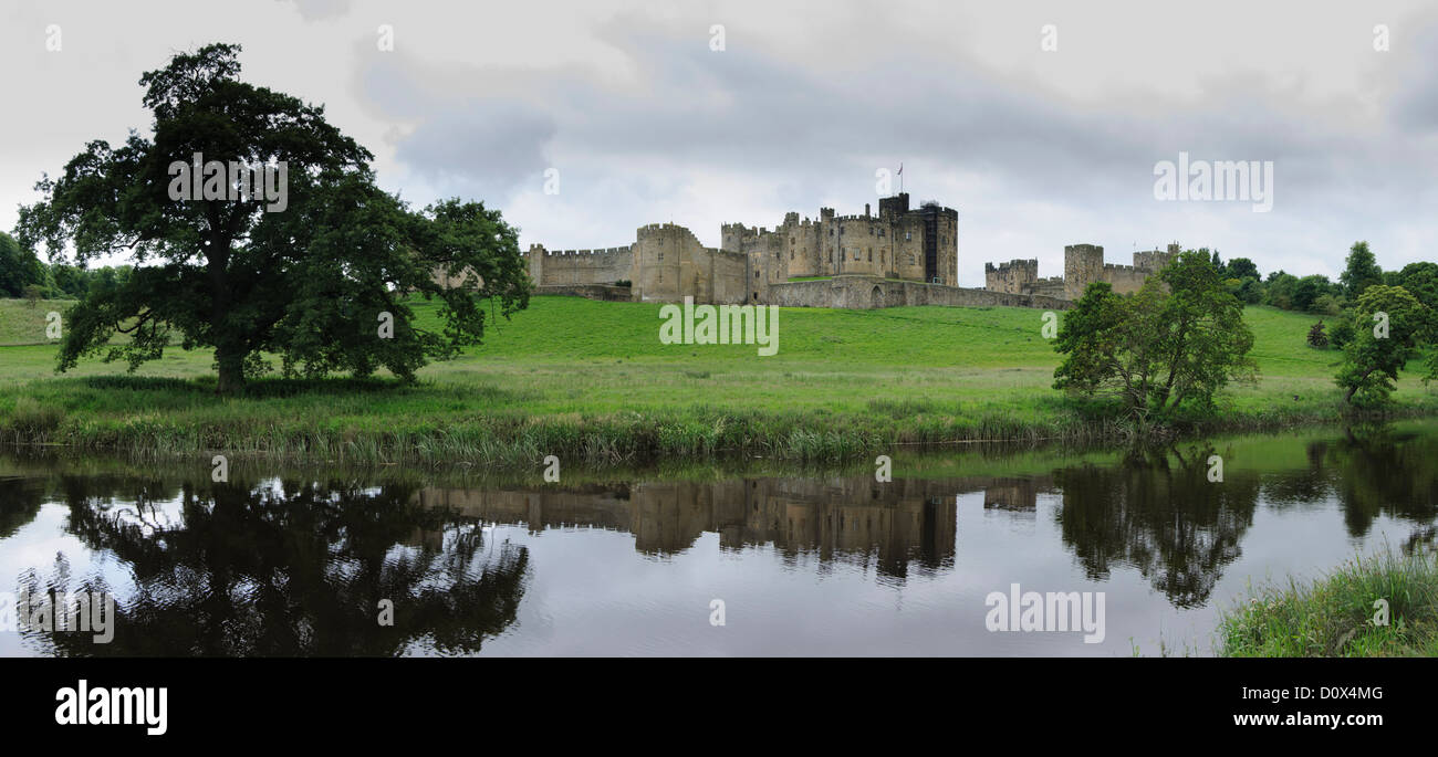 Immagine di panorama di Alnwick Castle riflettendo nel fiume Aln- Northumberland - Gran Bretagna - Regno Unito - Europa Foto Stock