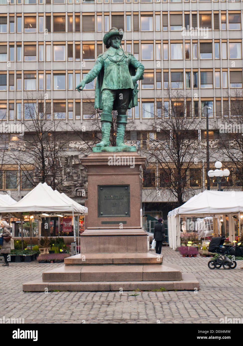 Statua di re Cristiano IV in Stortorget square, Oslo Norvegia, puntando a dove egli volle che la sua città costruita Foto Stock