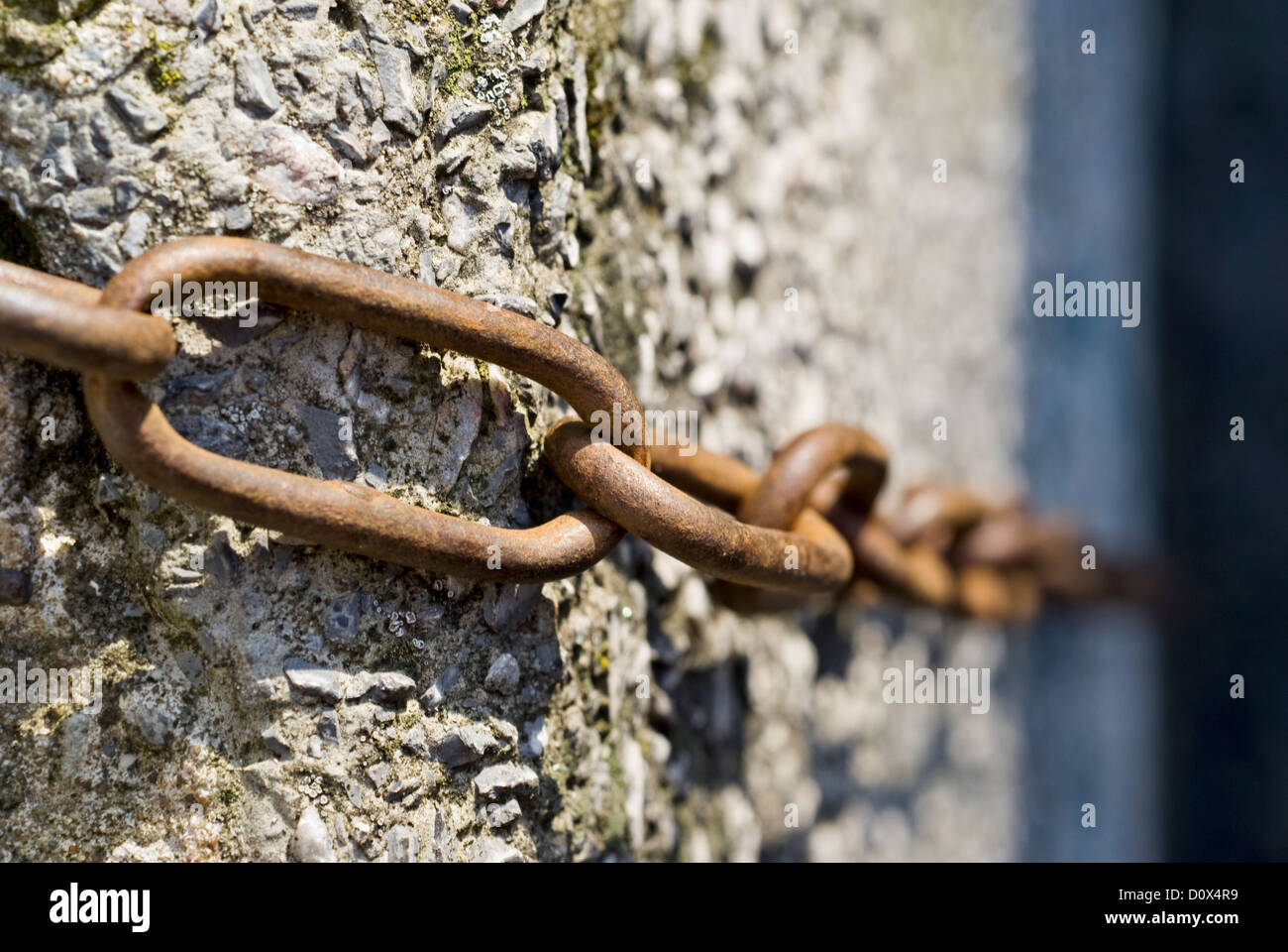 Catena e pozzo senza fondo; profondità di campo Foto Stock