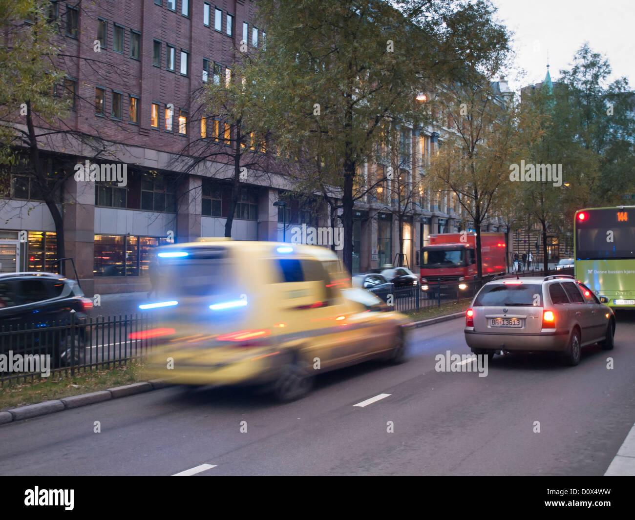 Ambulanza da servizi di emergenza in servizio per le strade di Oslo Norvegia, luci blu e alta velocità Foto Stock