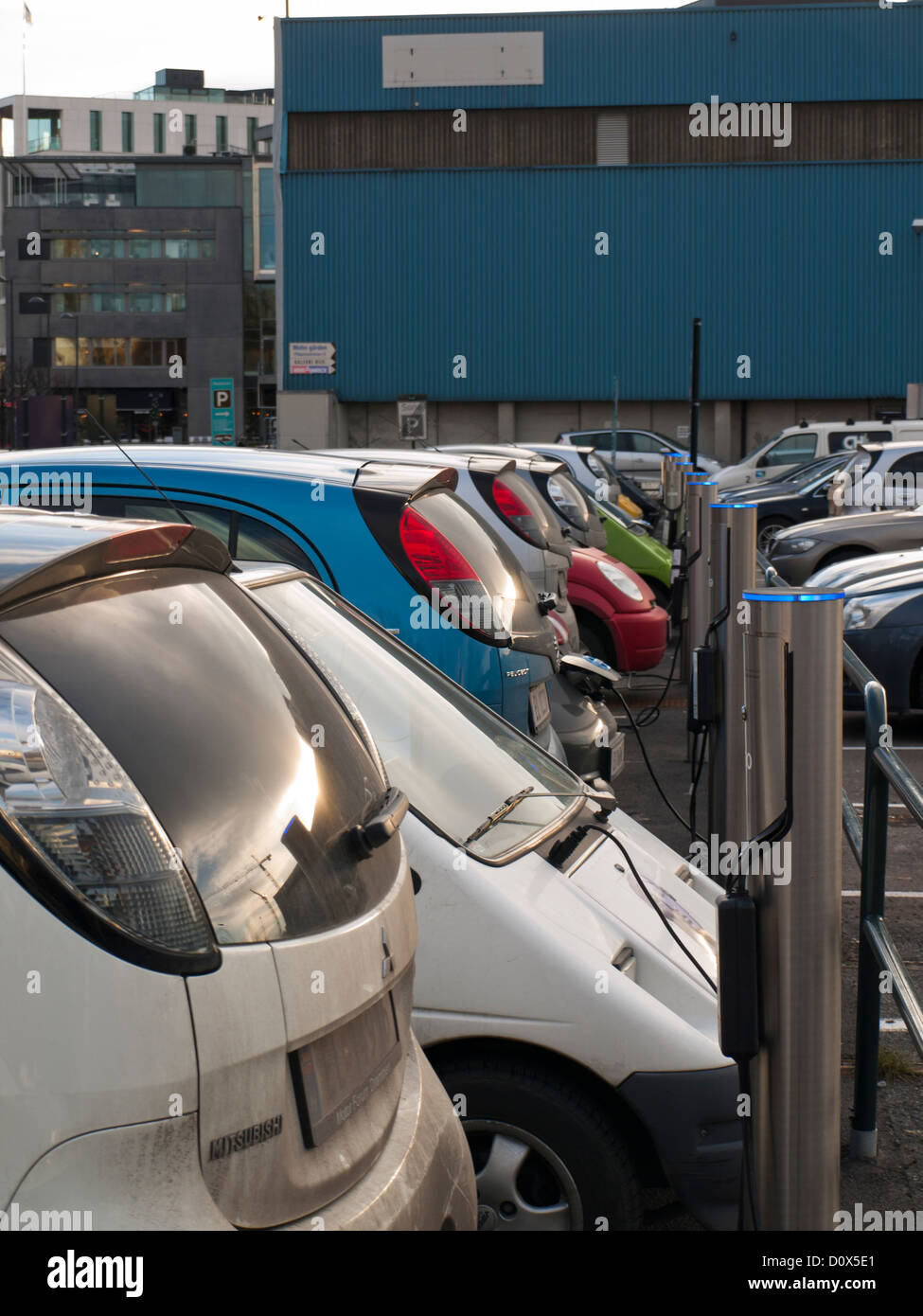 I veicoli elettrici in una area di parcheggio appositamente progettati con stazioni di ricarica, in Oslo Norvegia Foto Stock