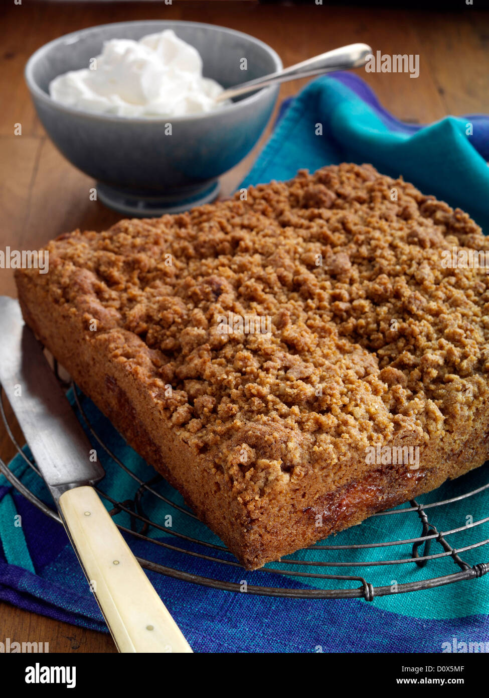 Tutto il rabarbaro crumble cake Foto Stock