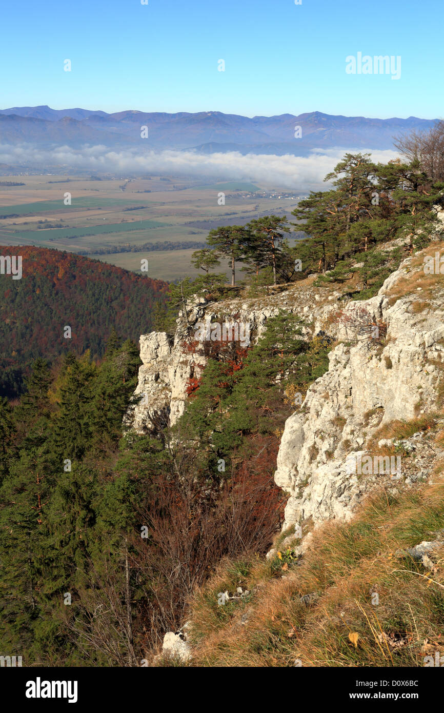 Vista della regione di Turiec e Lucanska Mala Fatra dalle scogliere al di sopra della grotta Mazarna, NP Velka Fatra. Foto Stock