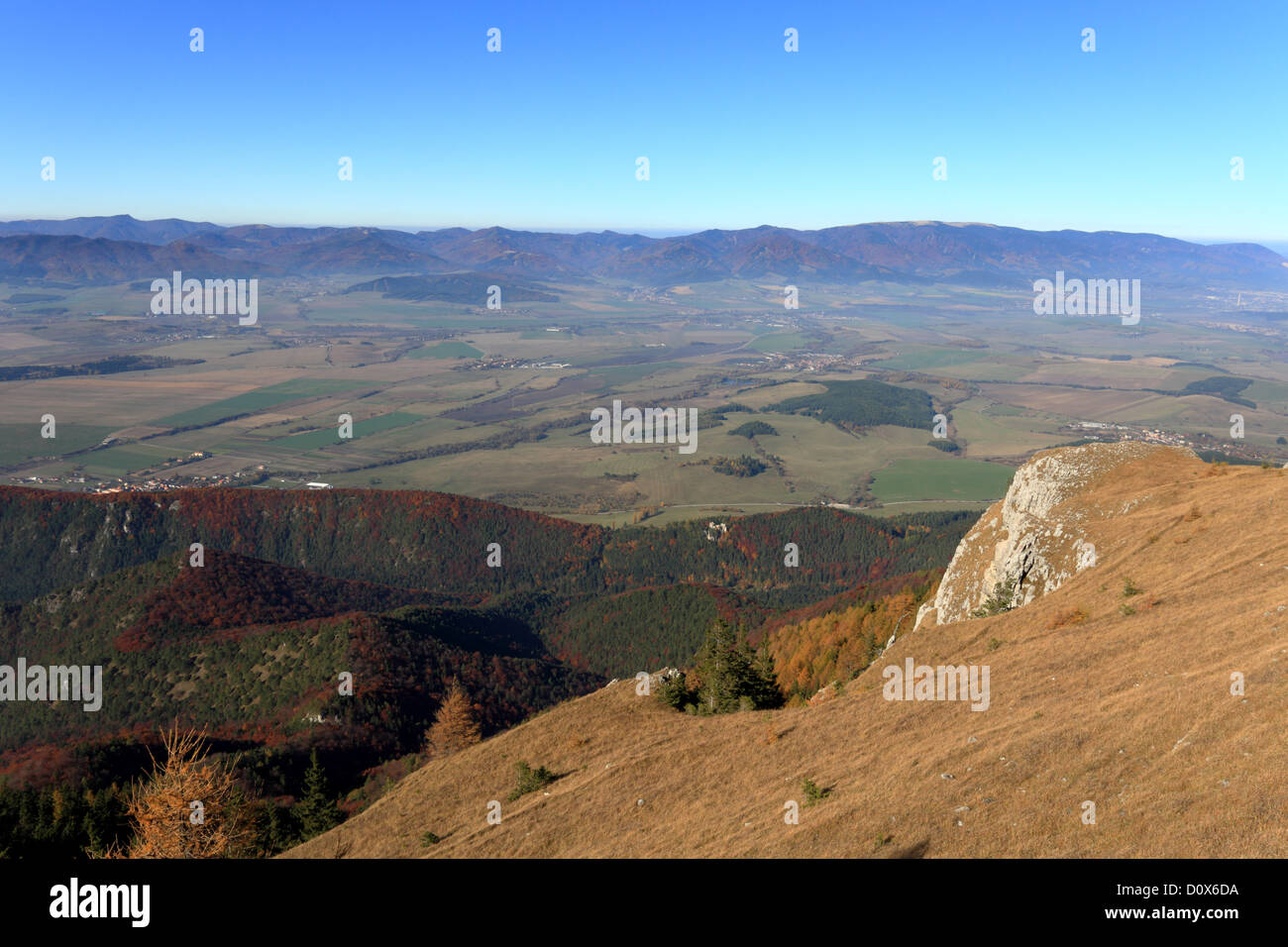Vista della regione di Turiec e Lucanska Mala Fatra dal vertice di Tlsta, NP Velka Fatra. Foto Stock