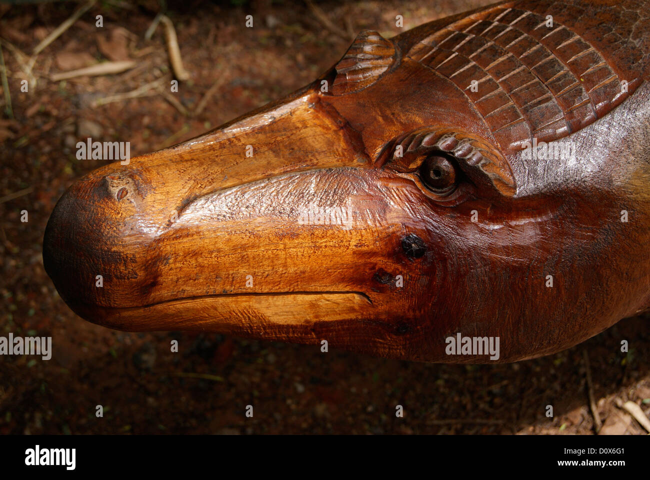 Legno intagliato scultura di coccodrillo in Trivandrum Zoo a Kerala India Foto Stock