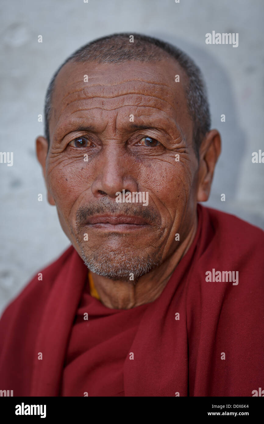 Monaco buddista a Boudnath stupa, Boudnath, Kathmandu, Nepal Foto Stock