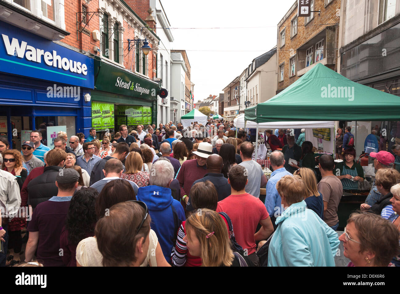 Affollata strada pedonale durante Abergavenny Food Festival, Wales, Regno Unito Foto Stock