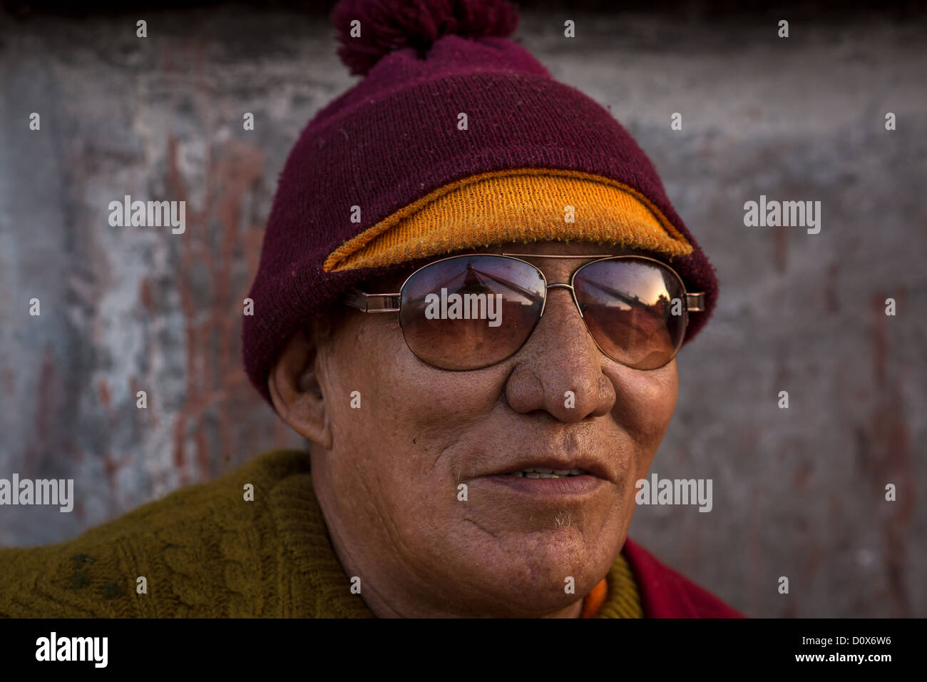 Monaco buddista con occhiali da sole che riflette Boudnath stupa, Boudnath, Kathmandu, Nepal Foto Stock