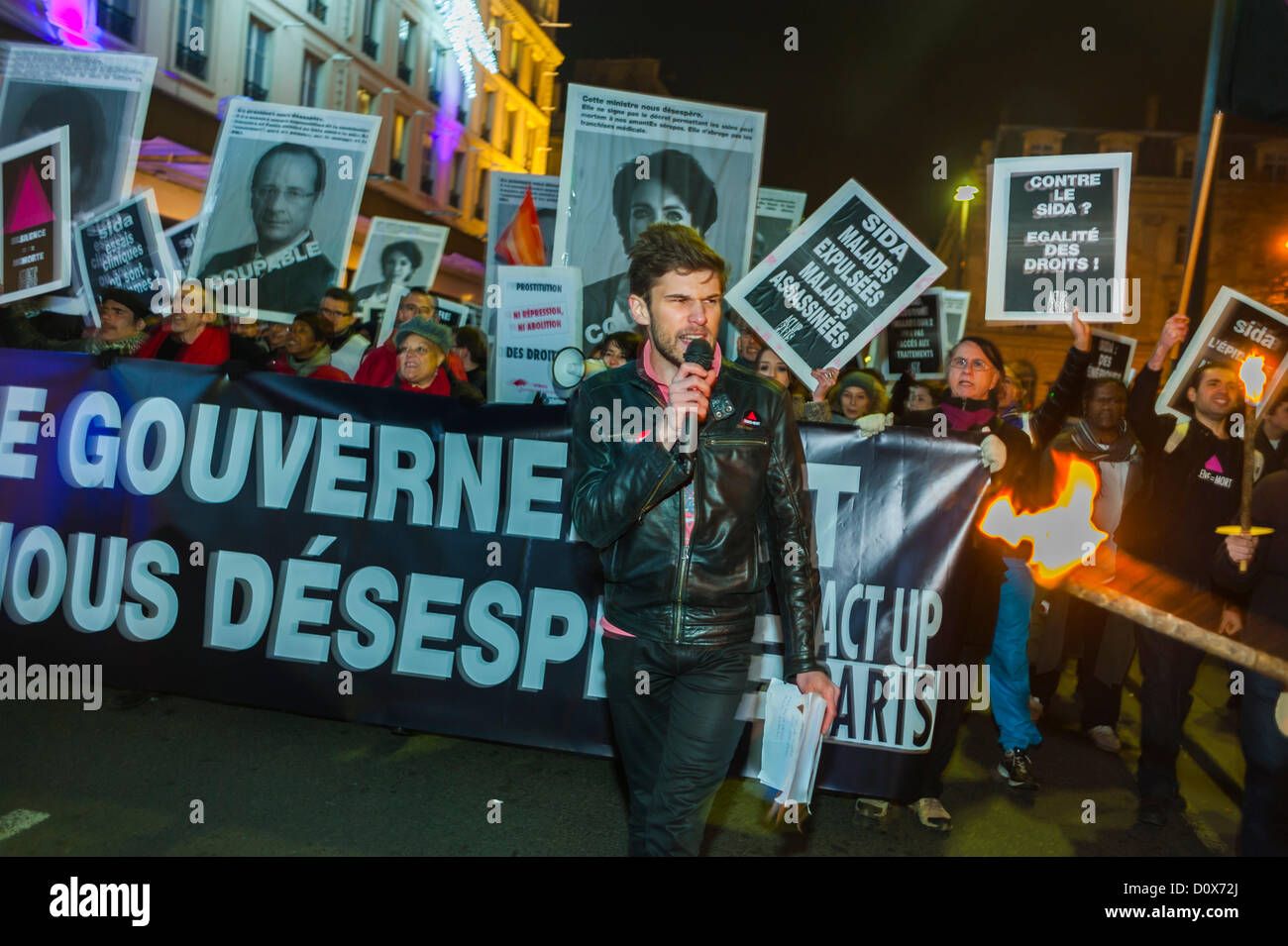 Parigi, Francia, attivisti dell'AIDS di Act Up Parigi, alla manifestazione pubblica dell'Associazione, per il 1° dicembre, Eventi della Giornata Mondiale dell'AIDS (Jérémy Chambraud-Susini) leader slogan con microfono, folla arrabbiata, protesta contro l'AIDS Foto Stock