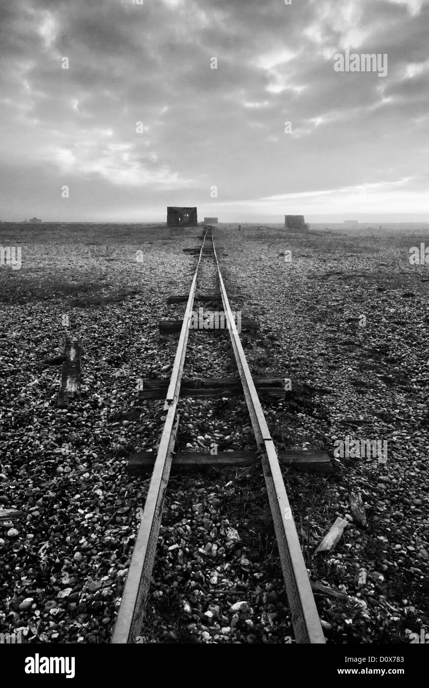 Vecchie vie portano a rifugi di pesca e barche. Dungeness, Kent Foto Stock