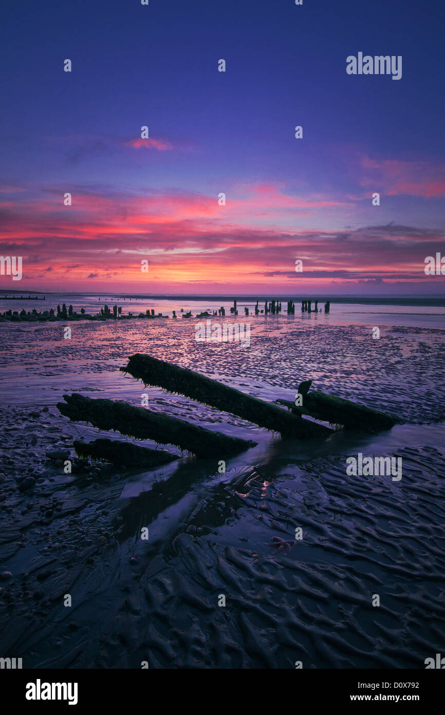 Una stella di mare aspetta la marea sotto un bel tramonto a WInchelsea Beach, East Sussex, Inghilterra Foto Stock