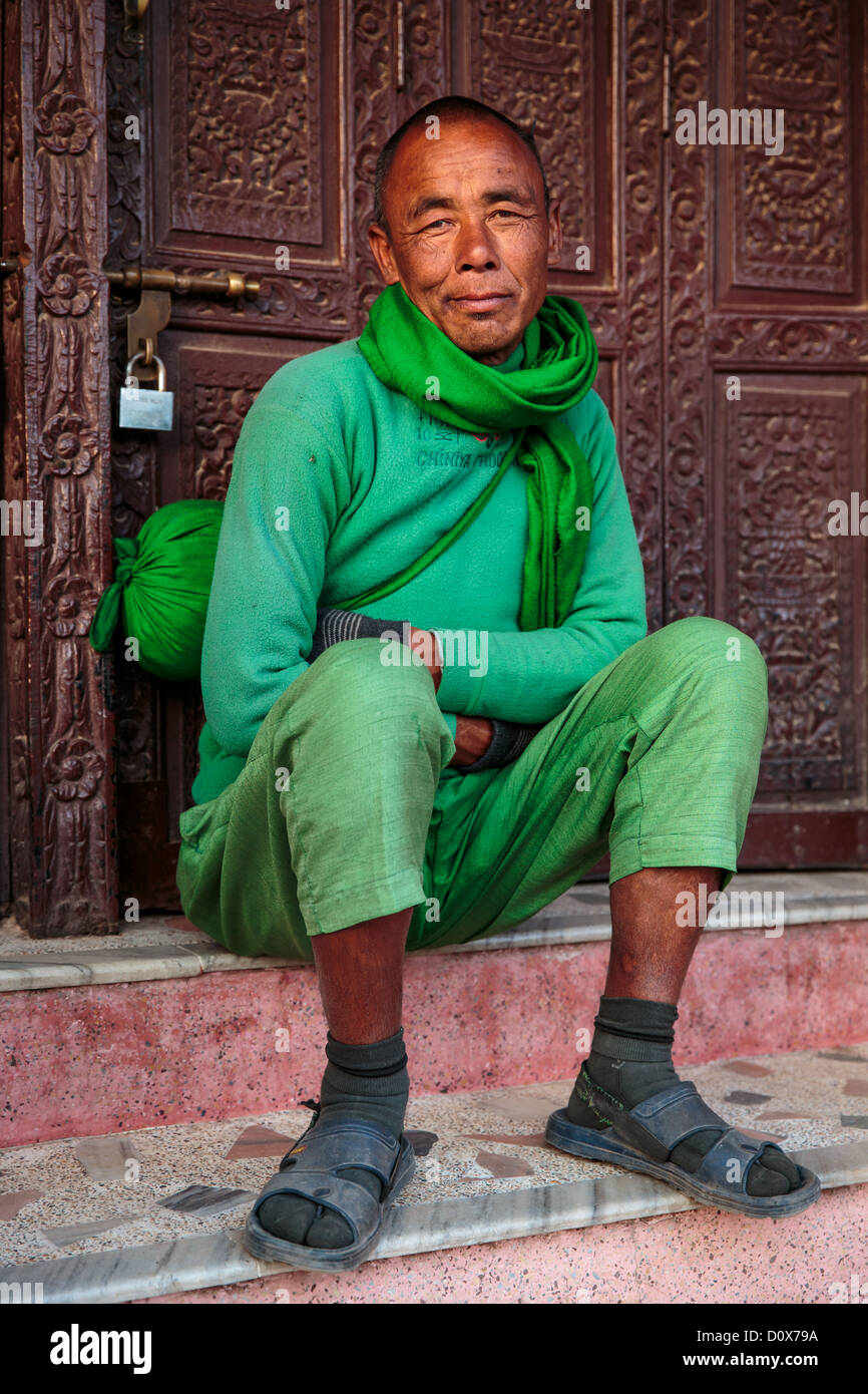 Un maschio di pellegrino in appoggio Boudhanath, Kathmandu, Nepal Foto Stock
