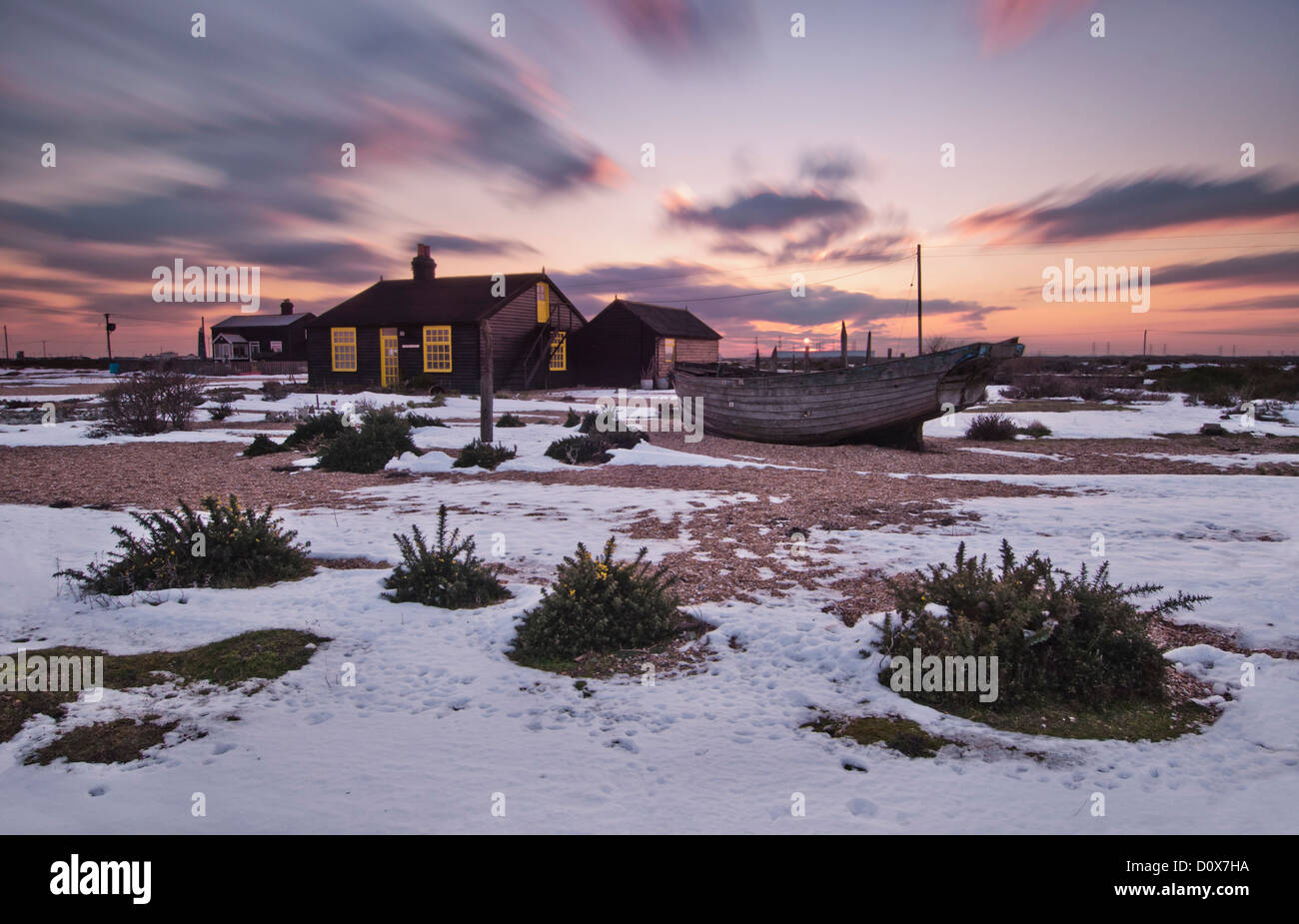 Una bella lunga esposizione di Dungeness in scena la neve. Kent, Inghilterra Foto Stock