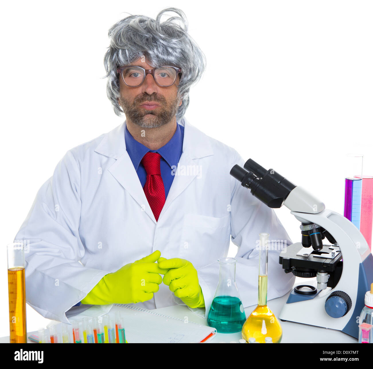 Nerd scienziato pazzo uomo ritratto lavorare in laboratorio con i capelli  grigi Foto stock - Alamy