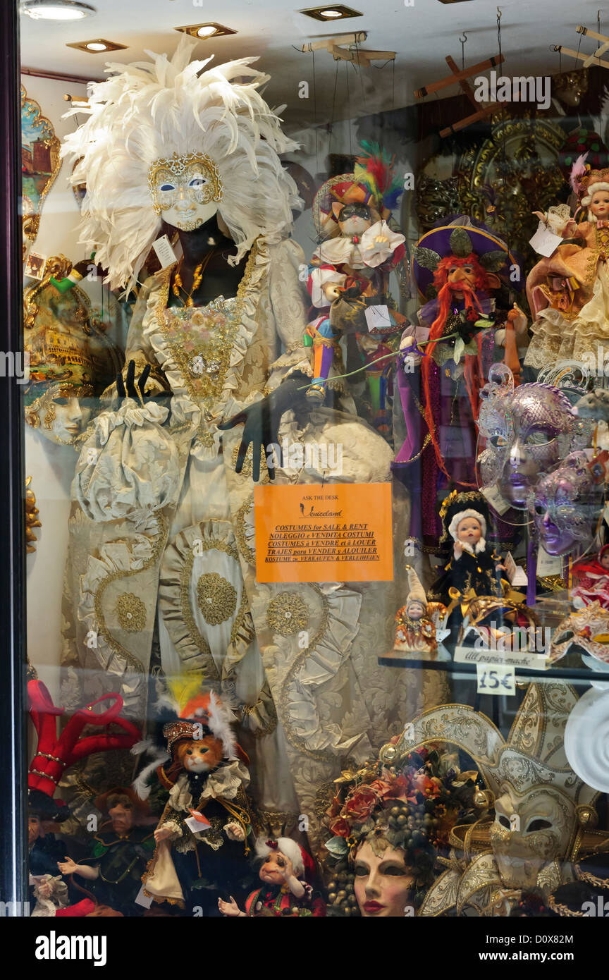 Colorato faccia veneziano di maschere e costumi, Venezia, Italia. Foto Stock