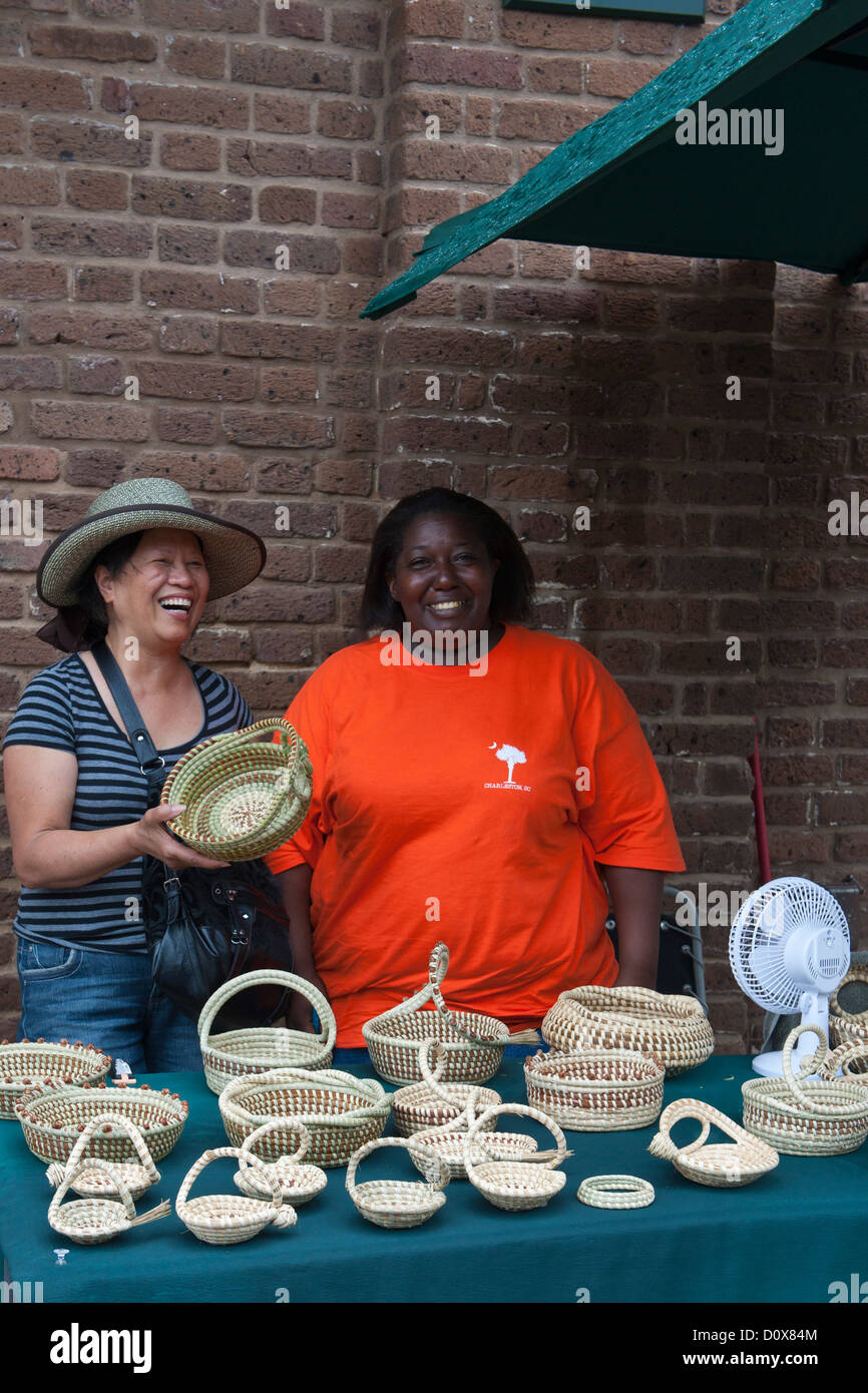 Un cliente negozia il prezzo sul mercato, Charleston Foto Stock