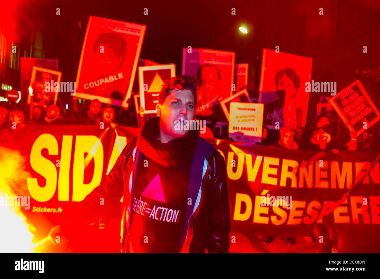 Parigi, Francia, attivisti dell'Aids di Act Up Parigi, alla manifestazione pubblica dell'Associazione, per il 1° dicembre, Eventi della Giornata Mondiale dell'Aids (Ludovic) a capo della torcia, protesta dell'Aids attivista, folla arrabbiata, diritti umani nell'assistenza sanitaria Foto Stock