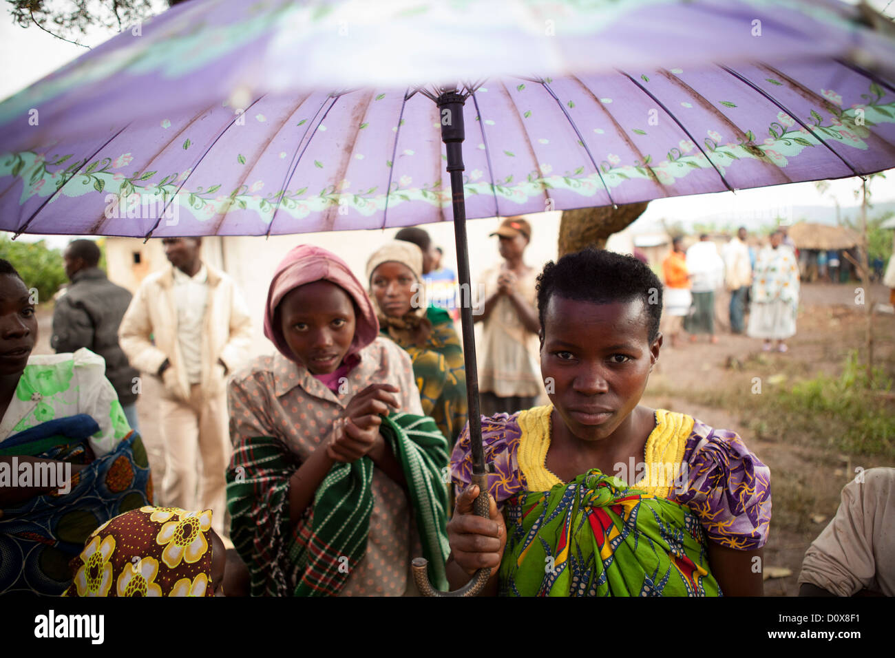 Gli abitanti di un villaggio di partecipare a una pianificazione familiare e immunizzazione Outreach Camp nel villaggio Kitugutu, Kyenjojo District, Uganda. Foto Stock