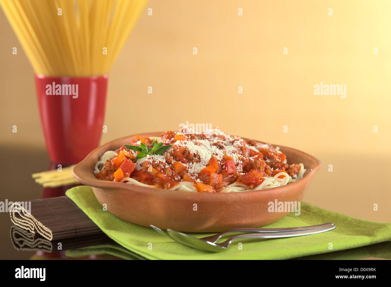 Spaghetti bolognese fatta con carne tritata, il pomodoro, la cipolla e la carota, conditi con formaggio grattugiato Foto Stock