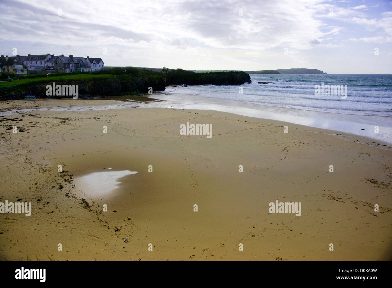 Uno dei sette spiagge circostanti la costa presso il St Merryn, Cornwall. Foto Stock