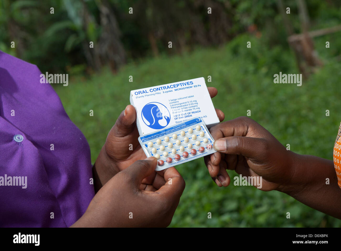 Un infermiere prescrive i contraccettivi orali presso un centro di salute su Bussi Isola, Uganda, Africa orientale. Foto Stock