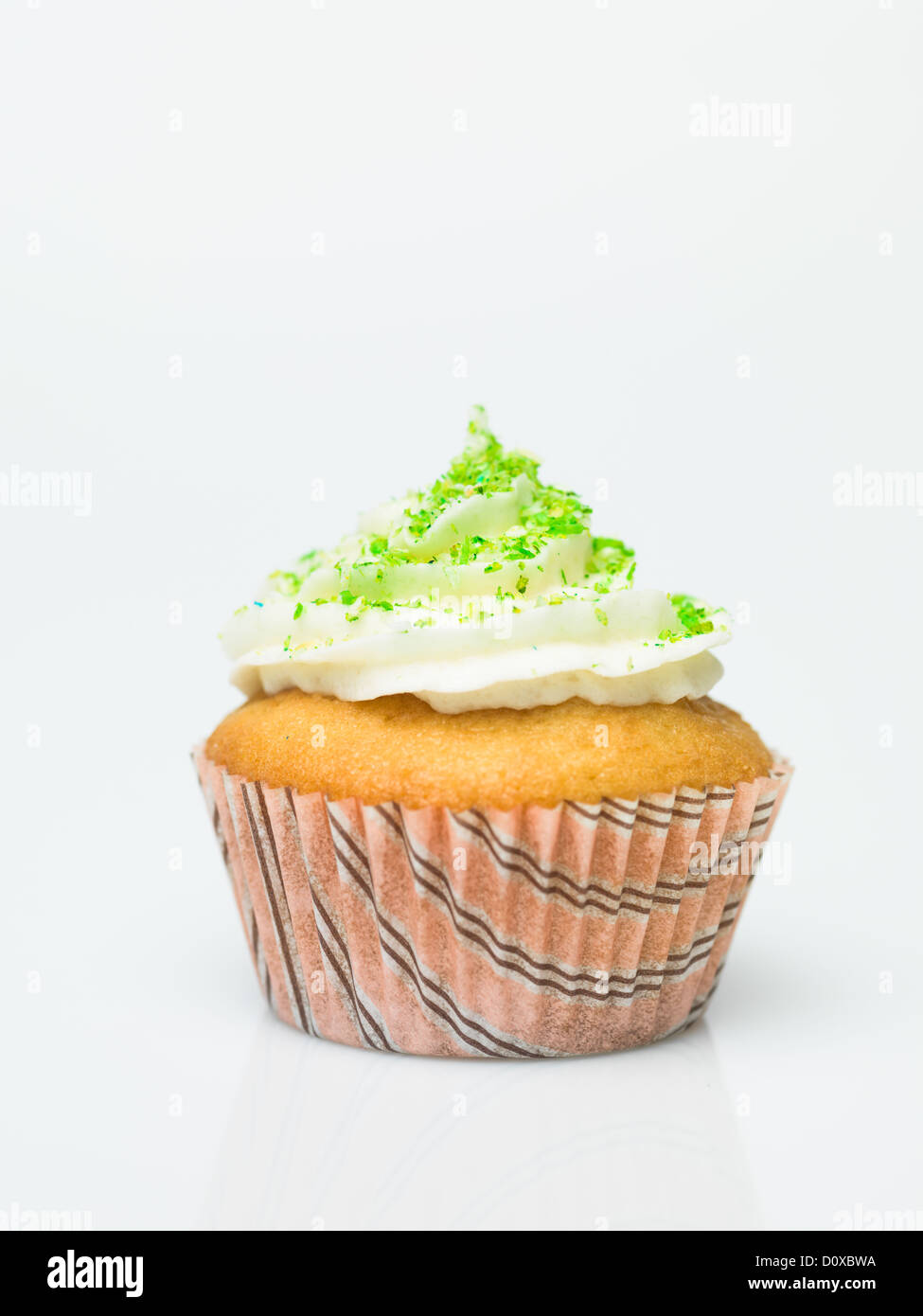 Dettaglio muffin con la caramella ornamenti su sfondo bianco Foto Stock