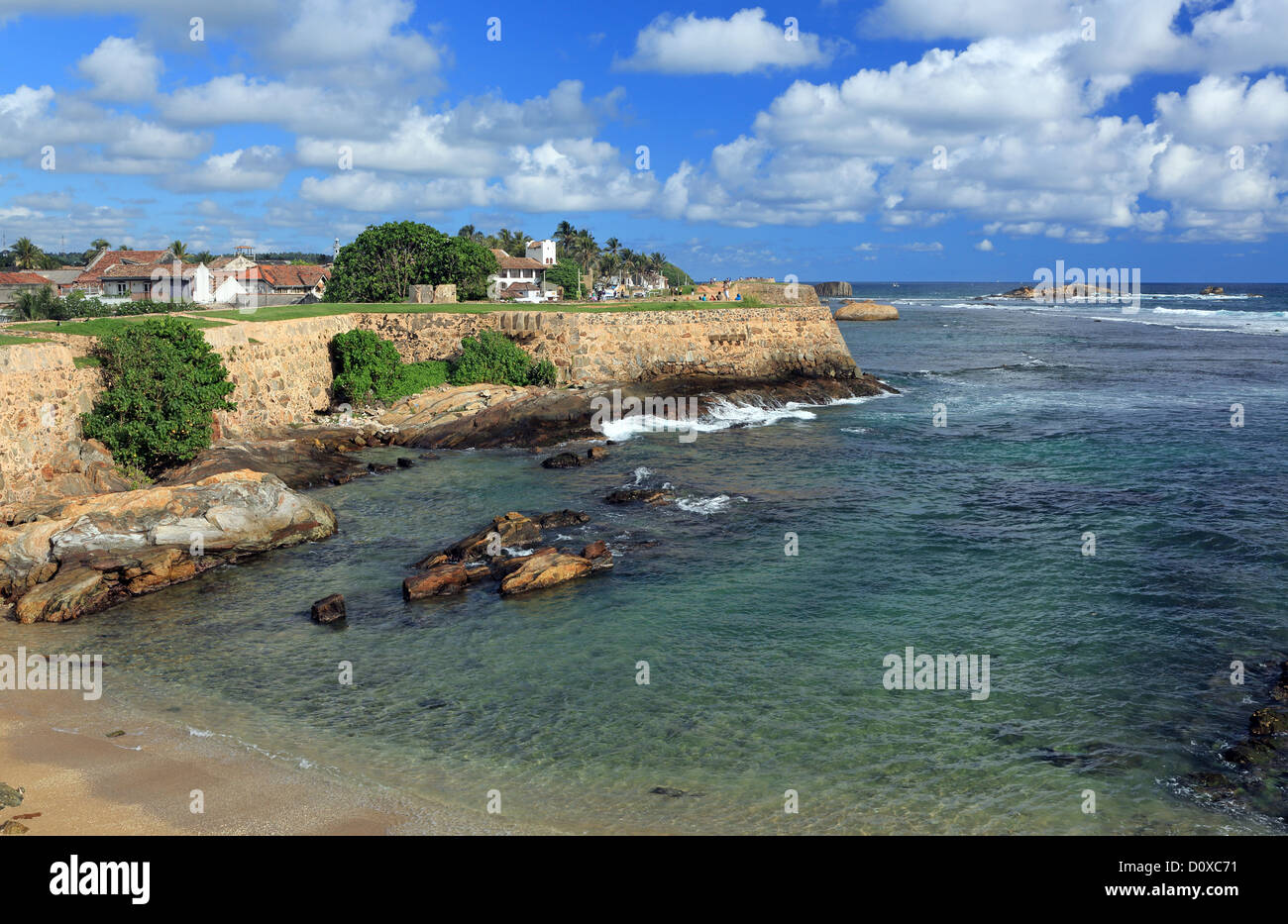 Una bellissima spiaggia di sabbia bianca al di fuori storico Galle Fort. Foto Stock