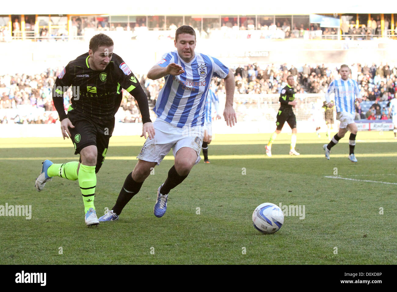 01.12.2012. Huddersfield, Inghilterra, N Power gara di campionato giocato tra Huddersfield Town e Leeds United. Ross McCormack batte Anthony Gerrard durante Leeds Uniteds 4-2 vittoria contro l Huddersfield Town Foto Stock