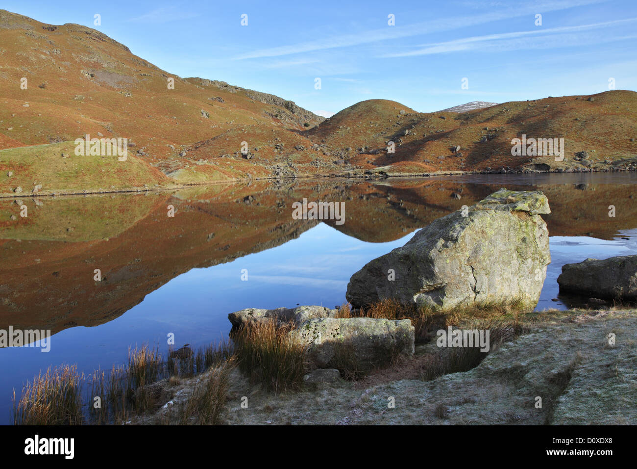 Riflessioni in Easedale Tarn Lake District inglese UK Foto Stock