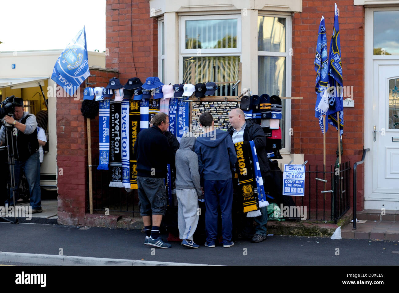 Un venditore ambulante che al di fuori di Goodison Park home di Everton FC Foto Stock
