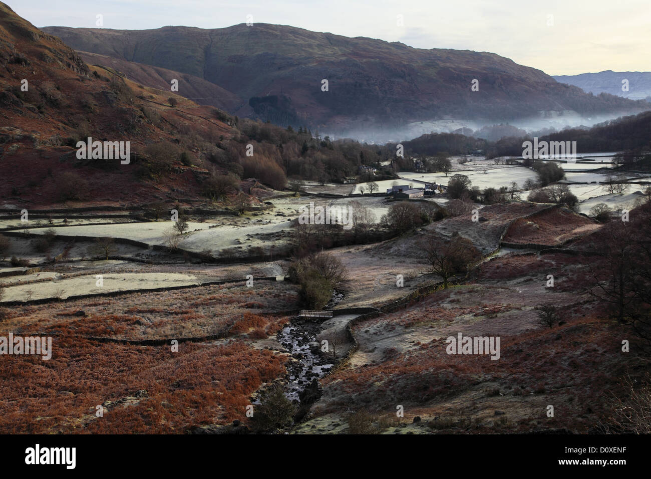 Frosty mattina con nebbia giacente in Easedale, vicino a Grasmere, Lake District inglese UK Foto Stock