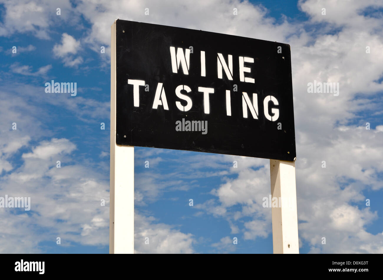 Degustazione di vino segno a vigneto in California con cielo blu Foto Stock