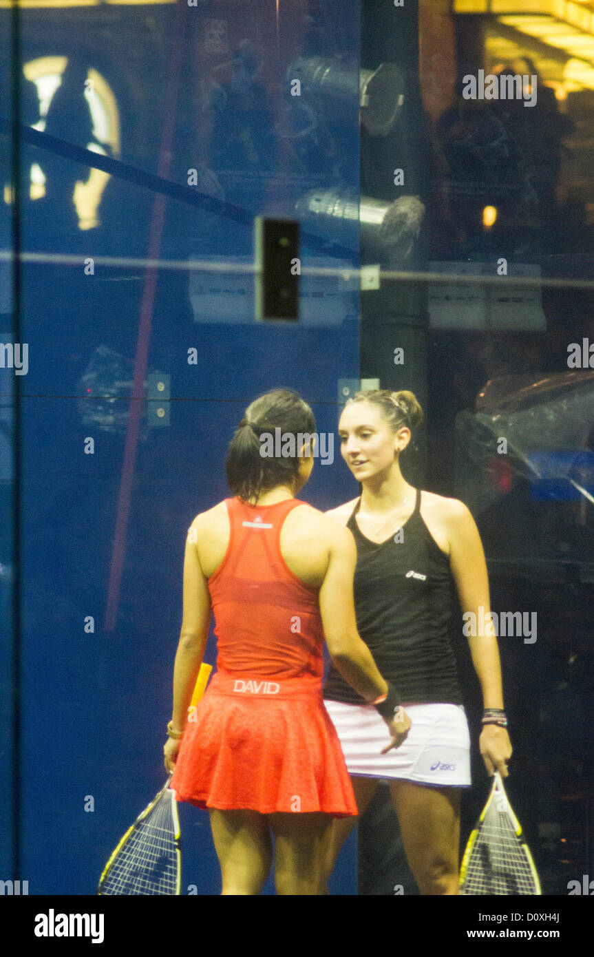 Donne finali di Cathay Pacific Sun Hung Kai Financial Hong Kong Squash Open 2012. Nicol David vs Camille Serme. Foto Stock