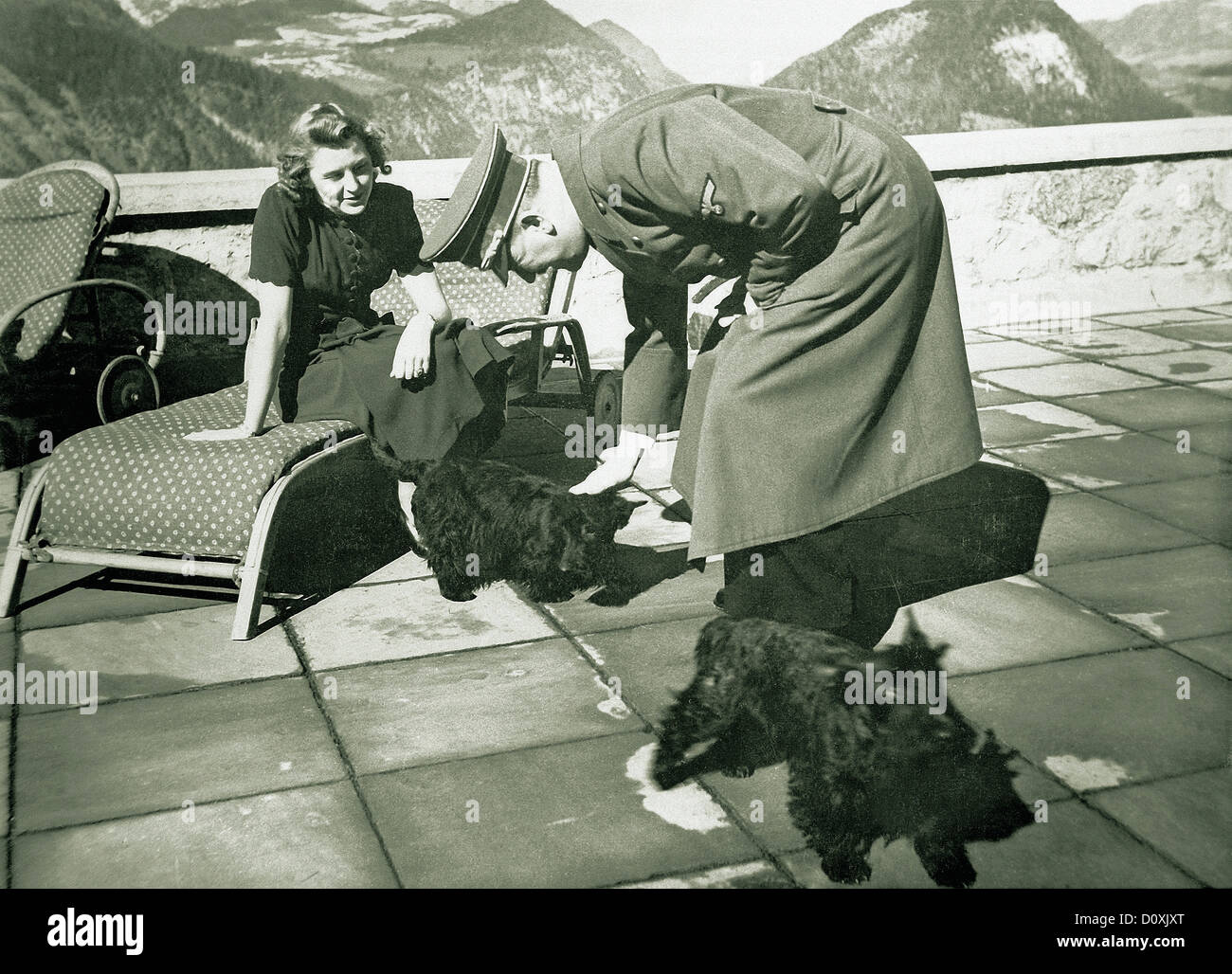 Eva Braun, Braun, Adolf Hitler, Scottish terrier, Negus, Katuschka, K Hitler, Berchtesgaden, Germania, 1942 Foto Stock