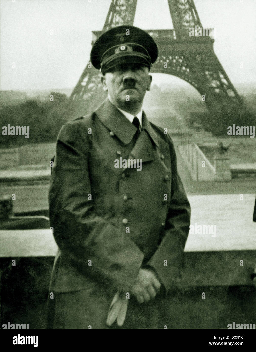 Adolf Hitler, pose, Torre Eiffel, caduta, Parigi, Francia, 1940, Foto Stock