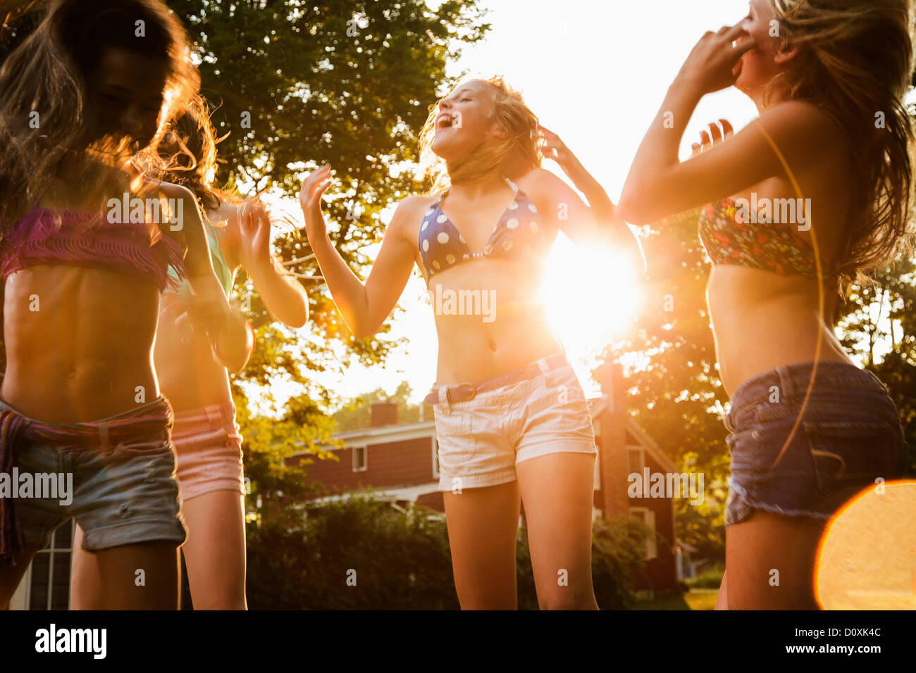 Ragazze che ballano in giardino Foto Stock