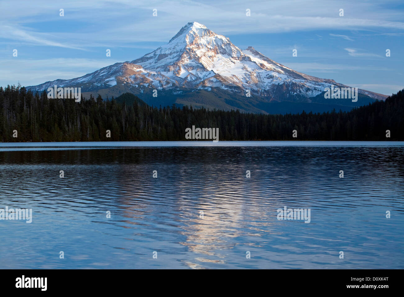 Stati Uniti d'America, Lago perduto, Mt cappa, Monte Cofano, lago, acqua, montagna, la cascata di gamma, vulcano, Vulcan o, Oregon, caduta, tramonto, verticale Foto Stock