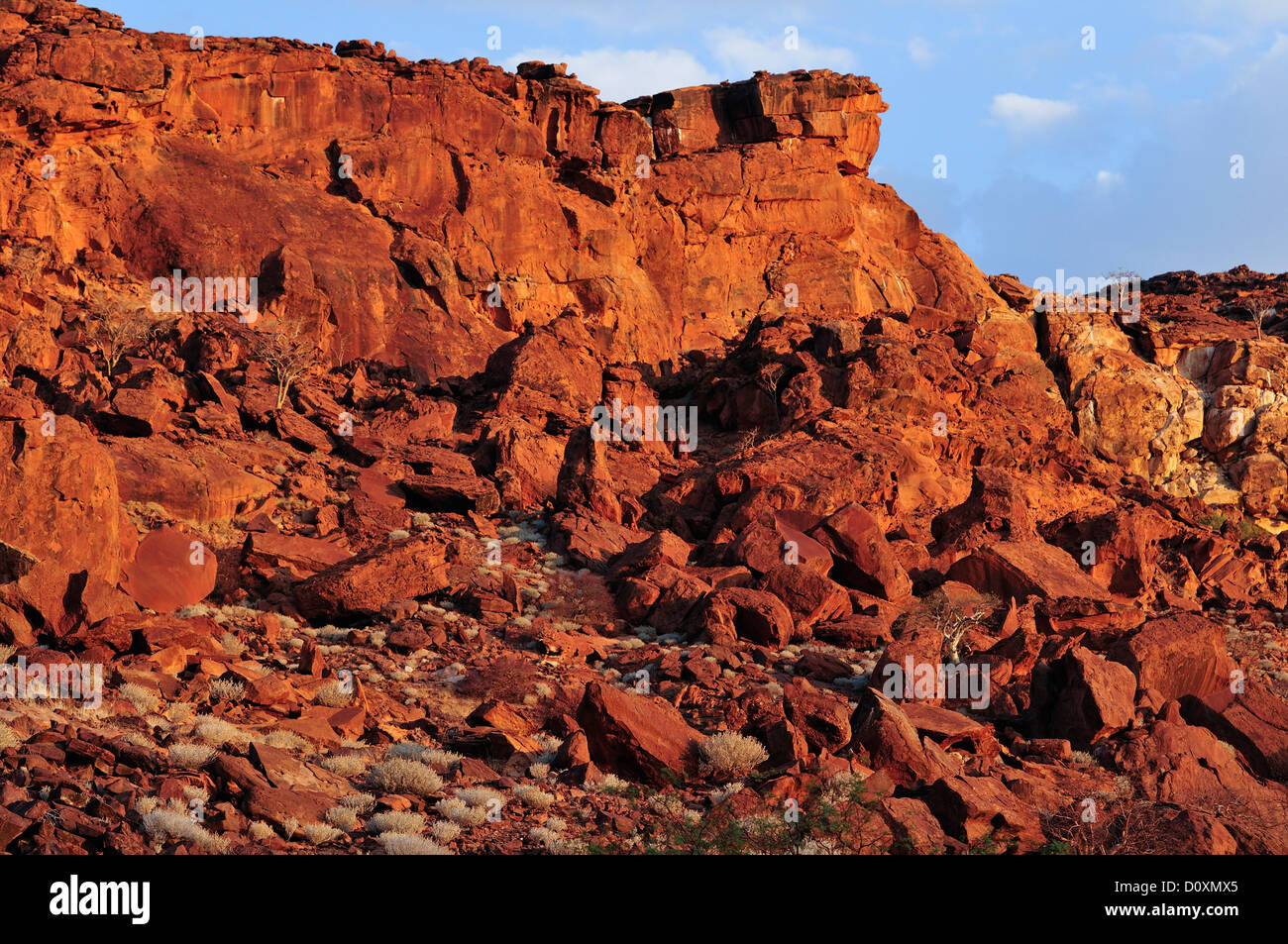 Africa, Damaraland, Namibia, Twyfelfontein, UNESCO World Heritage, sito di massi, orizzontale, arancio, rocce Foto Stock