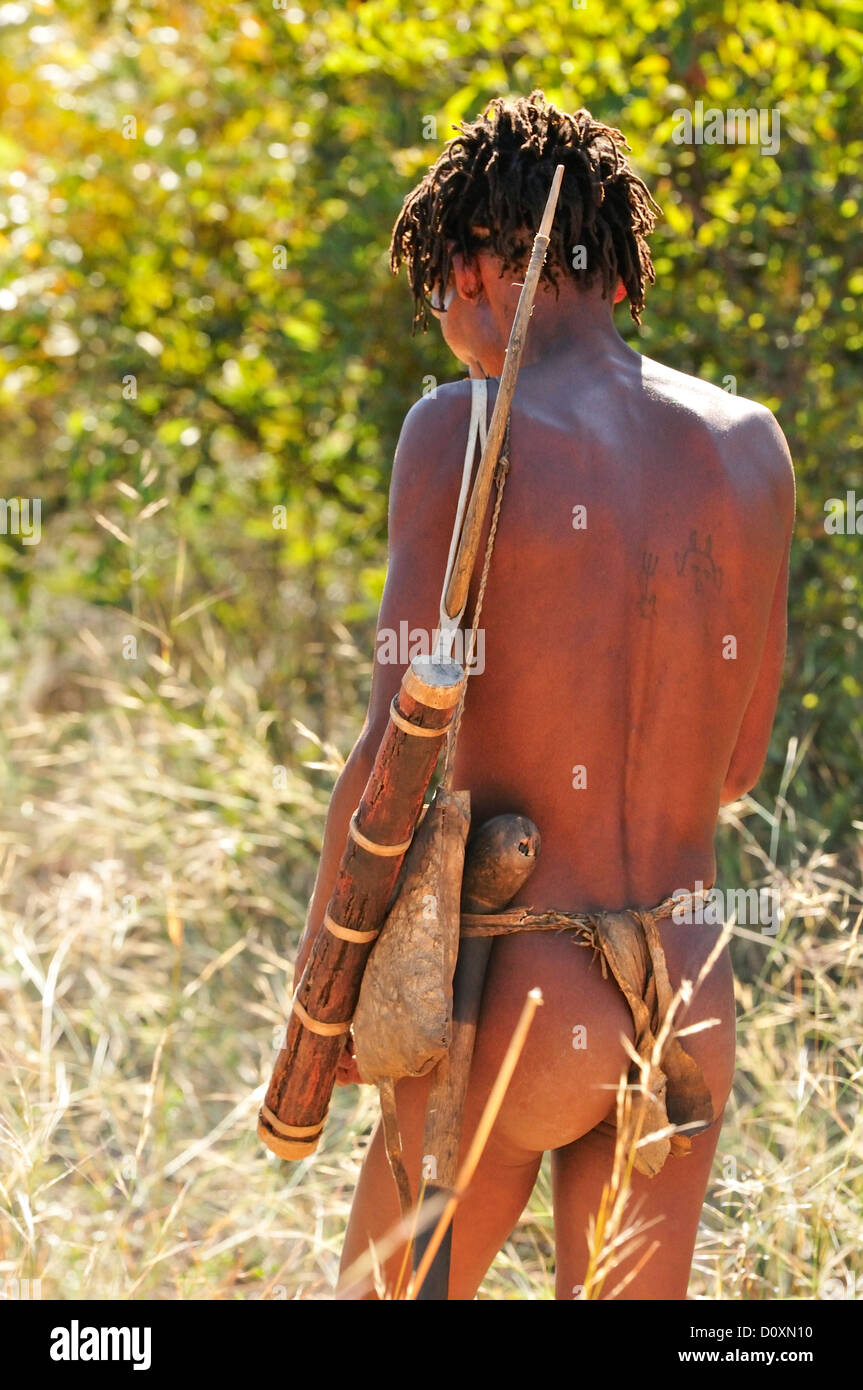 L'Africa, i Boscimani, Namibia, prua, freccia, clan, Hunter Hunter, raccoglitori, caccia, uomo, naturale, nomade, primitiva, tribù, verticale Foto Stock