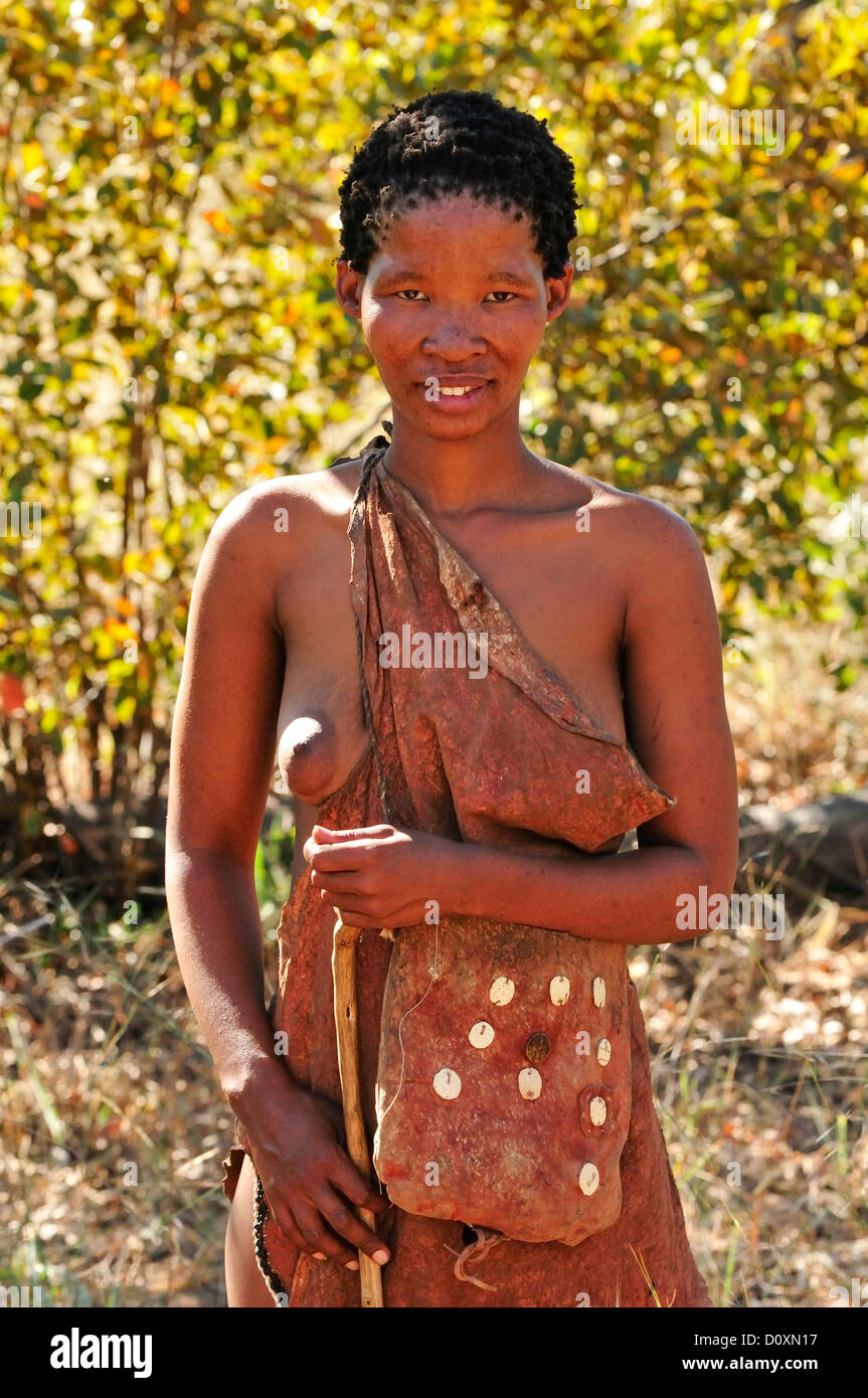 L'Africa, i Boscimani, Namibia, ritratto, la canna da zucchero, clan, cacciatore, raccoglitori, naturale, nomade, primitiva, sorridente, tribù, verticale, passeggiate s Foto Stock