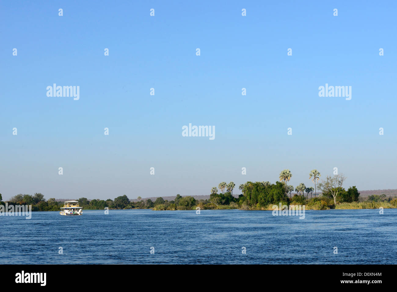 Africa, Sud, Zimbabwe, Zambezi River, isola, ampio, crociera, barca Foto Stock