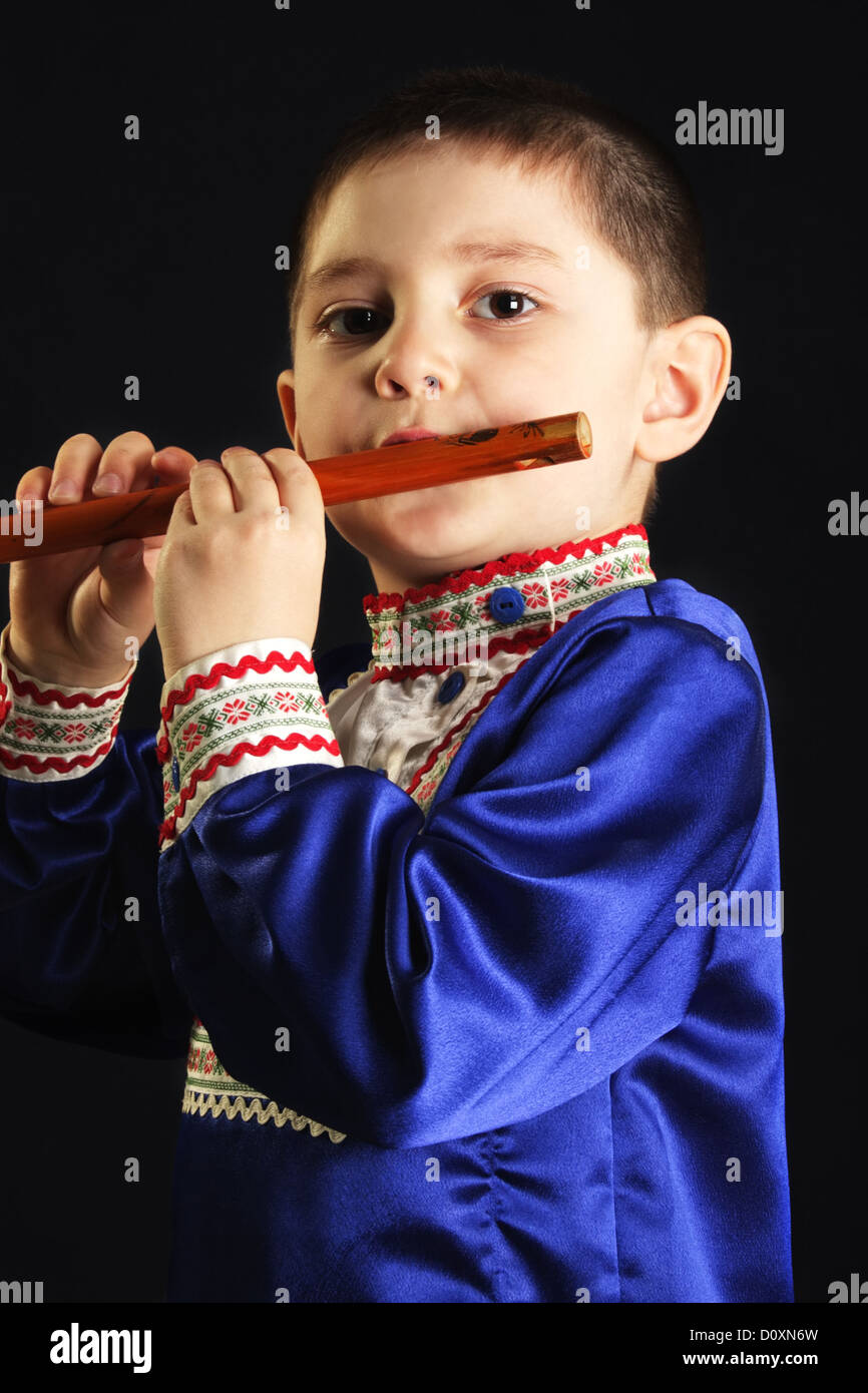 Bambino suonare il flauto di legno Foto Stock